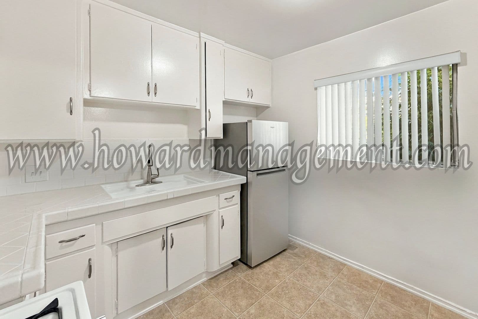 Los Angeles Apartment: 1427 S Crest Dr