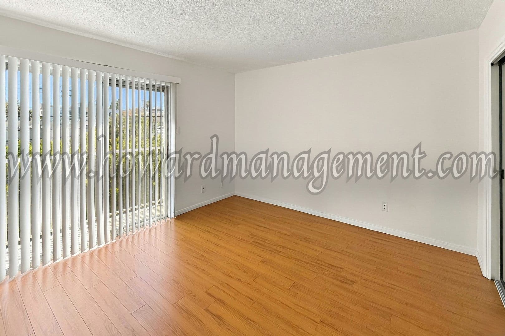 Los Angeles Apartment: 1560 Saltair Ave