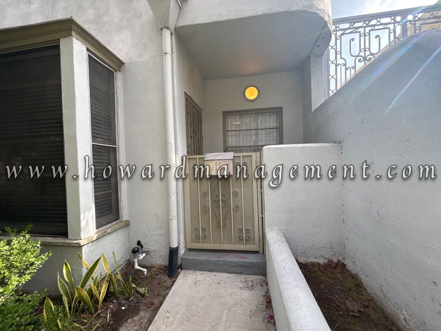 Los Angeles Apartment: 590 Rossmore Ave