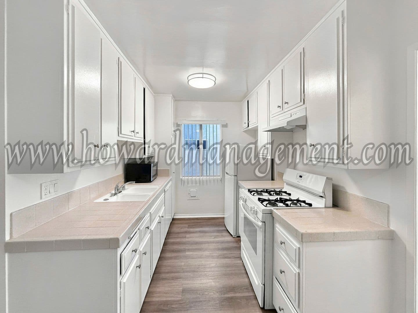 Los Angeles Apartment: 3725 Vinton Ave