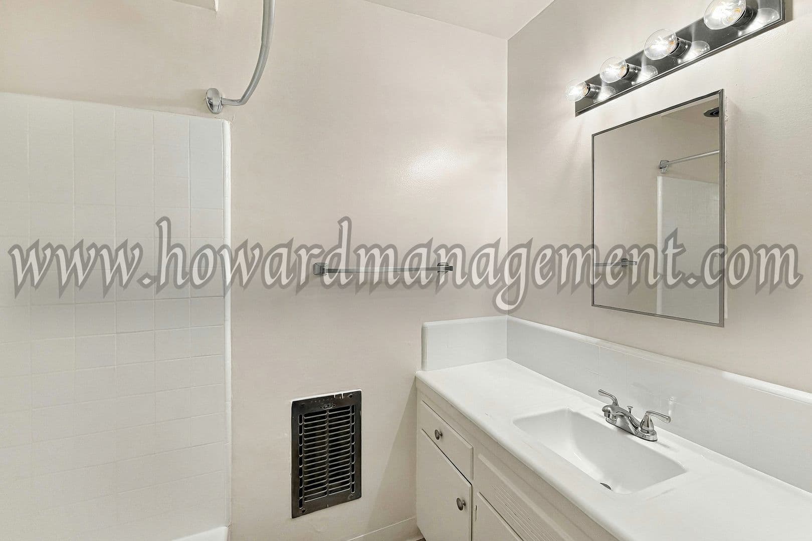 Los Angeles Apartment: 1427 S Crest Dr
