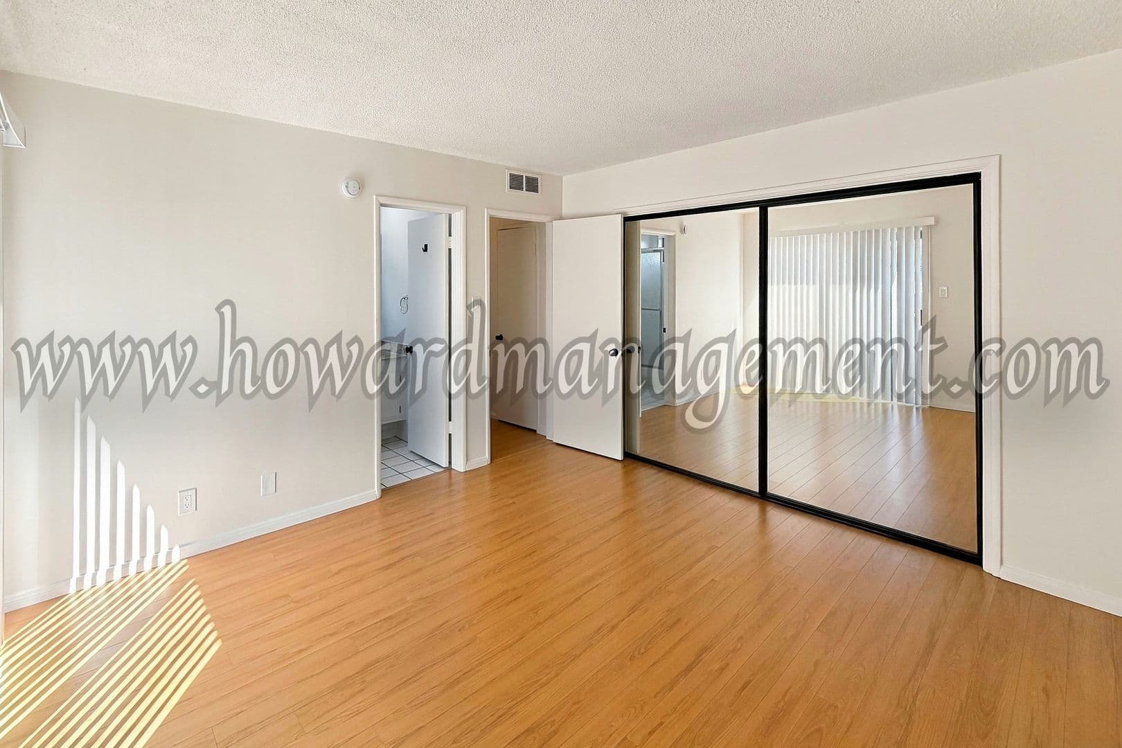 Los Angeles Apartment: 1560 Saltair Ave