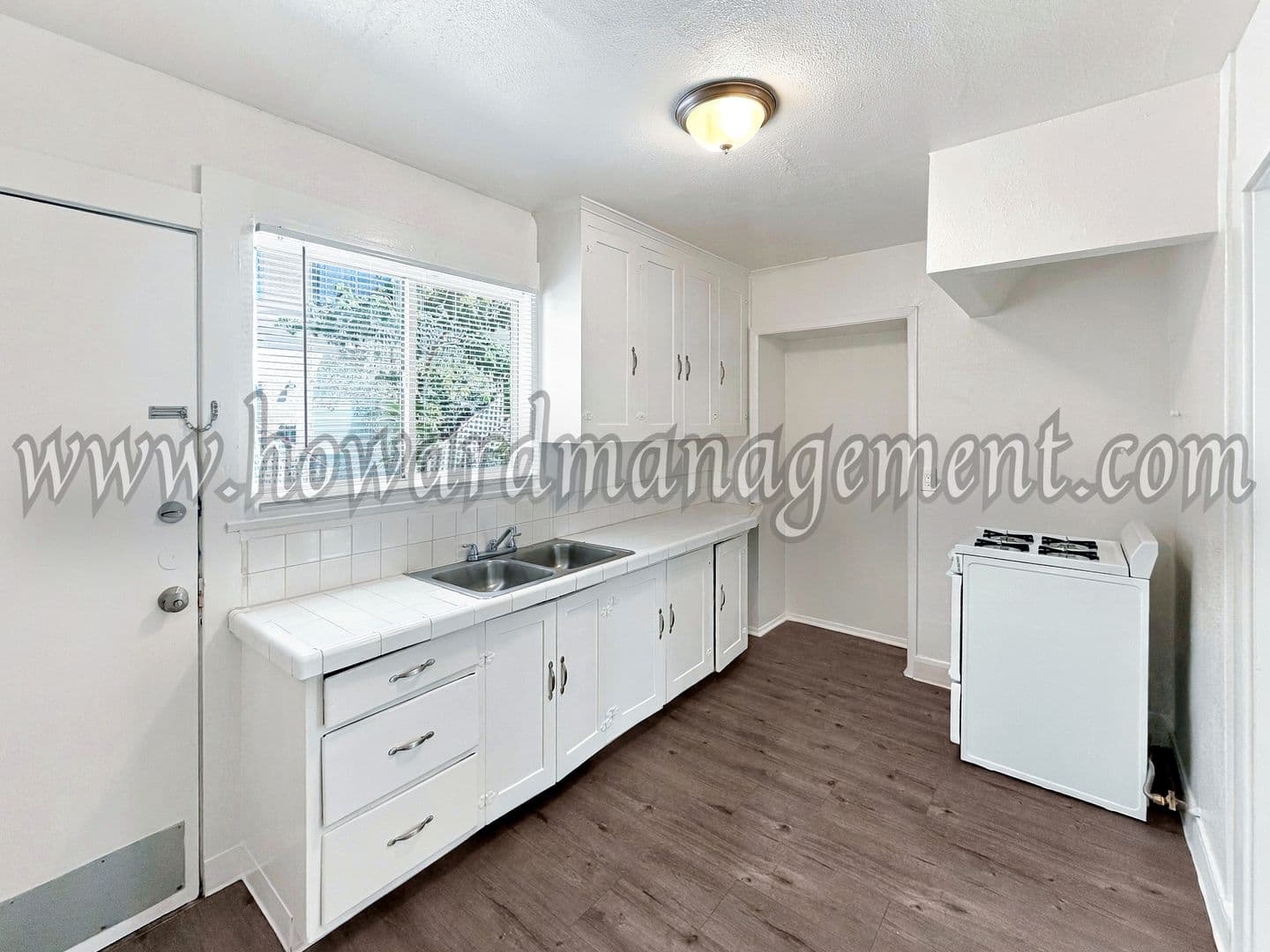 Los Angeles Apartment: 117 S Reno St