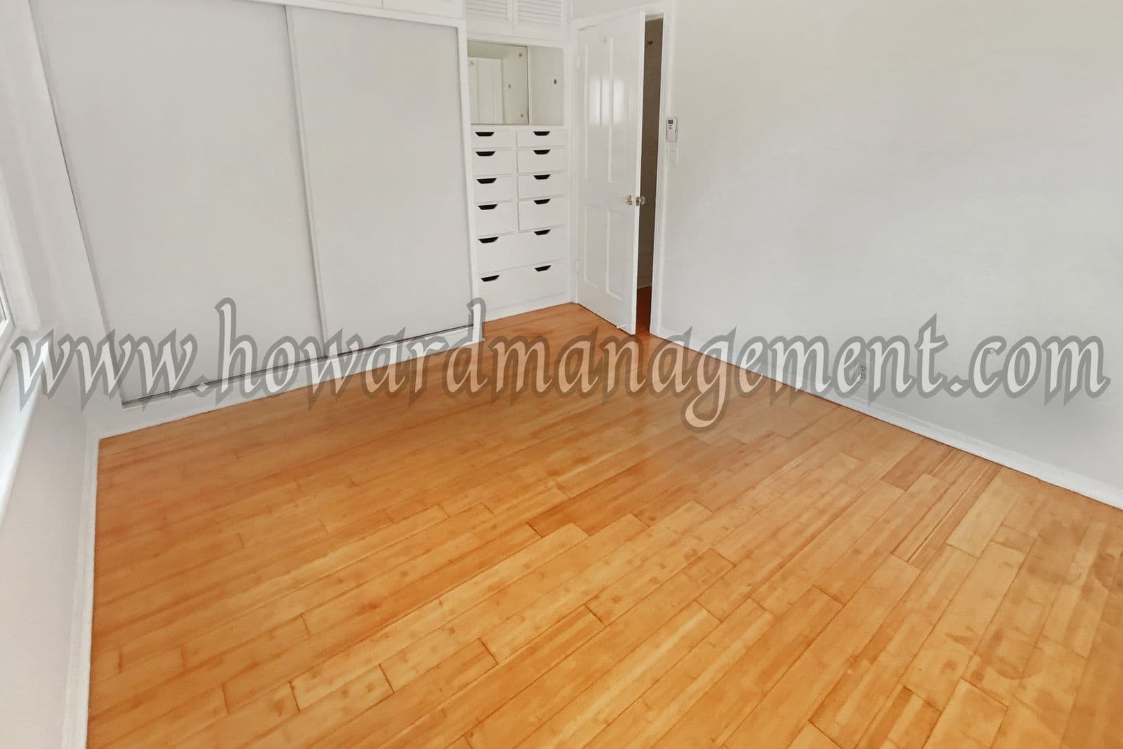 Los Angeles Apartment: 590 Rossmore Ave