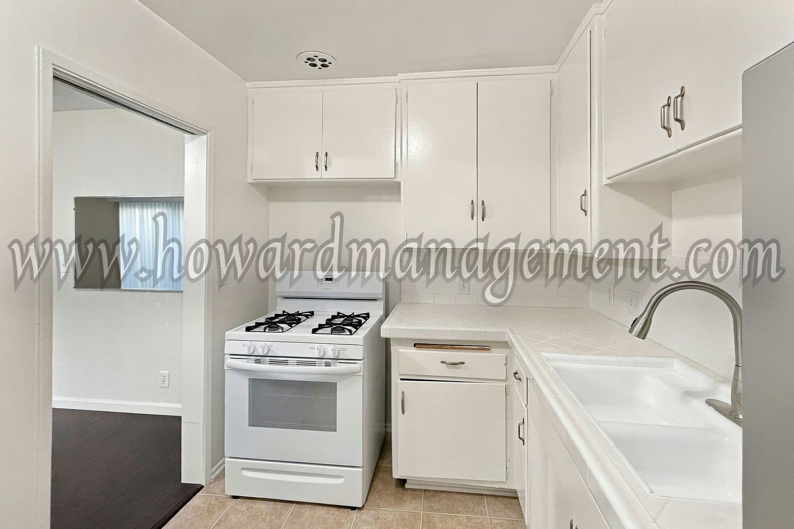 Los Angeles Apartment: 1427 S Crest Dr