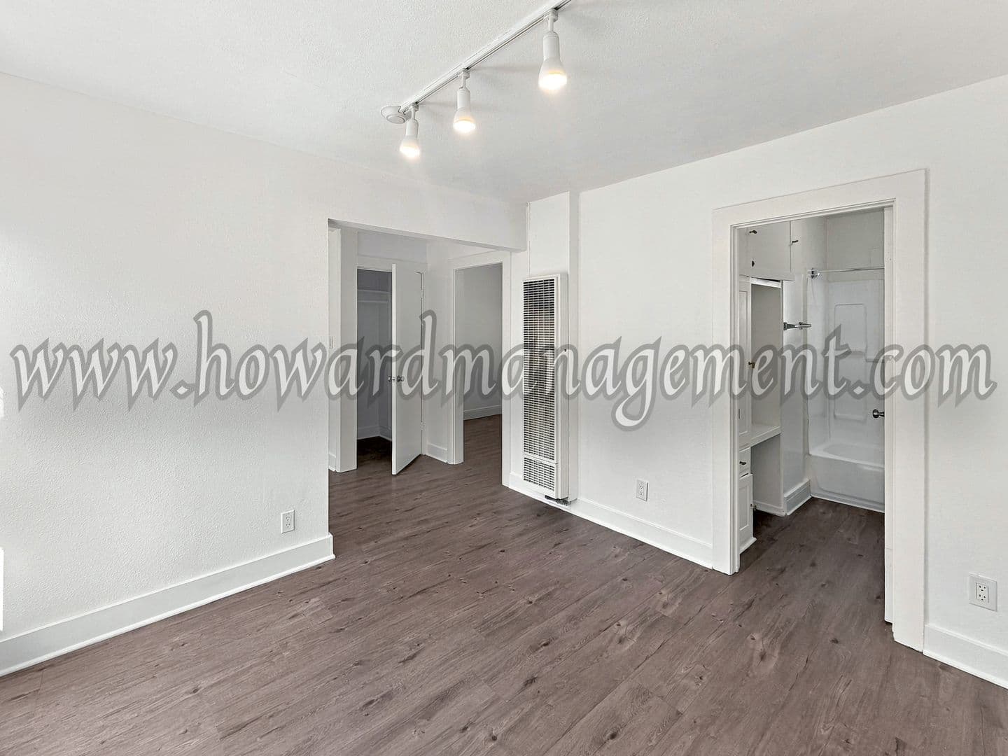 Los Angeles Apartment: 117 S Reno St