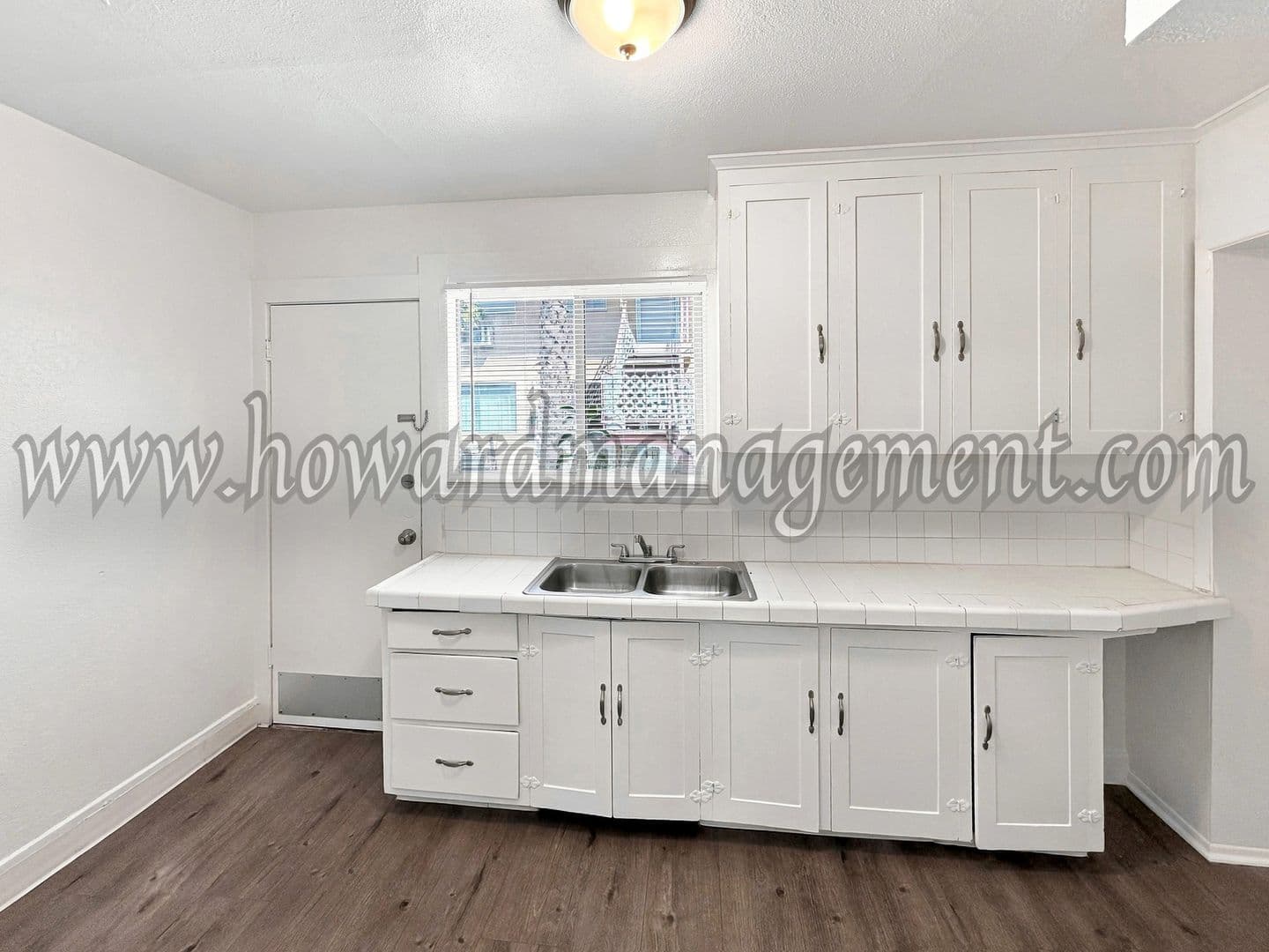 Los Angeles Apartment: 117 S Reno St