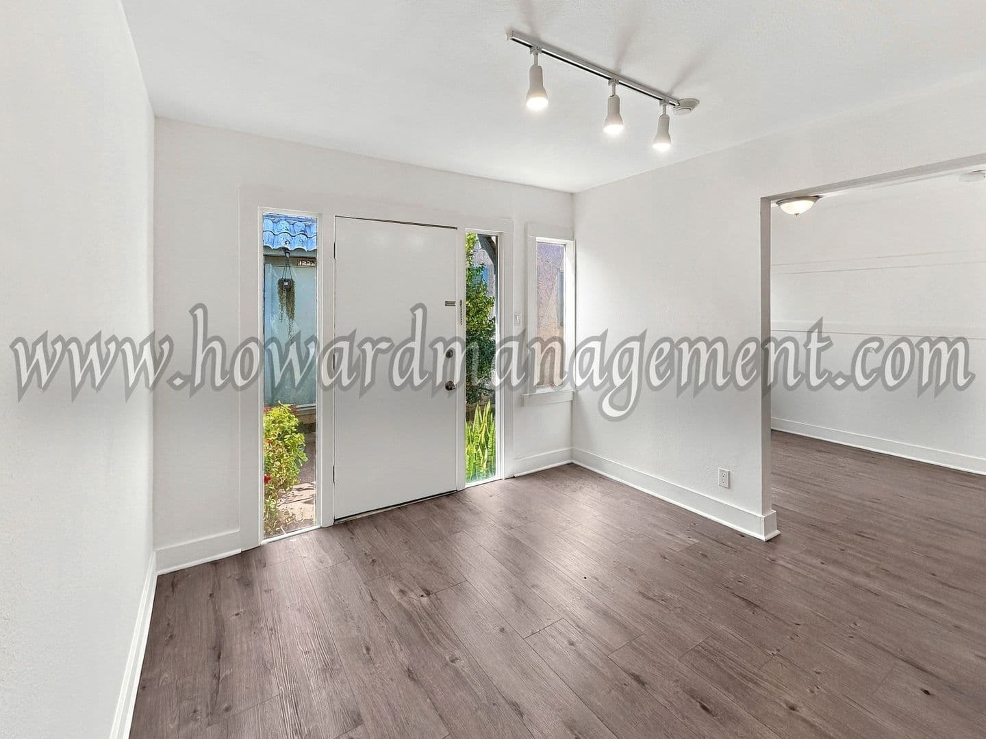 Los Angeles Apartment: 117 S Reno St