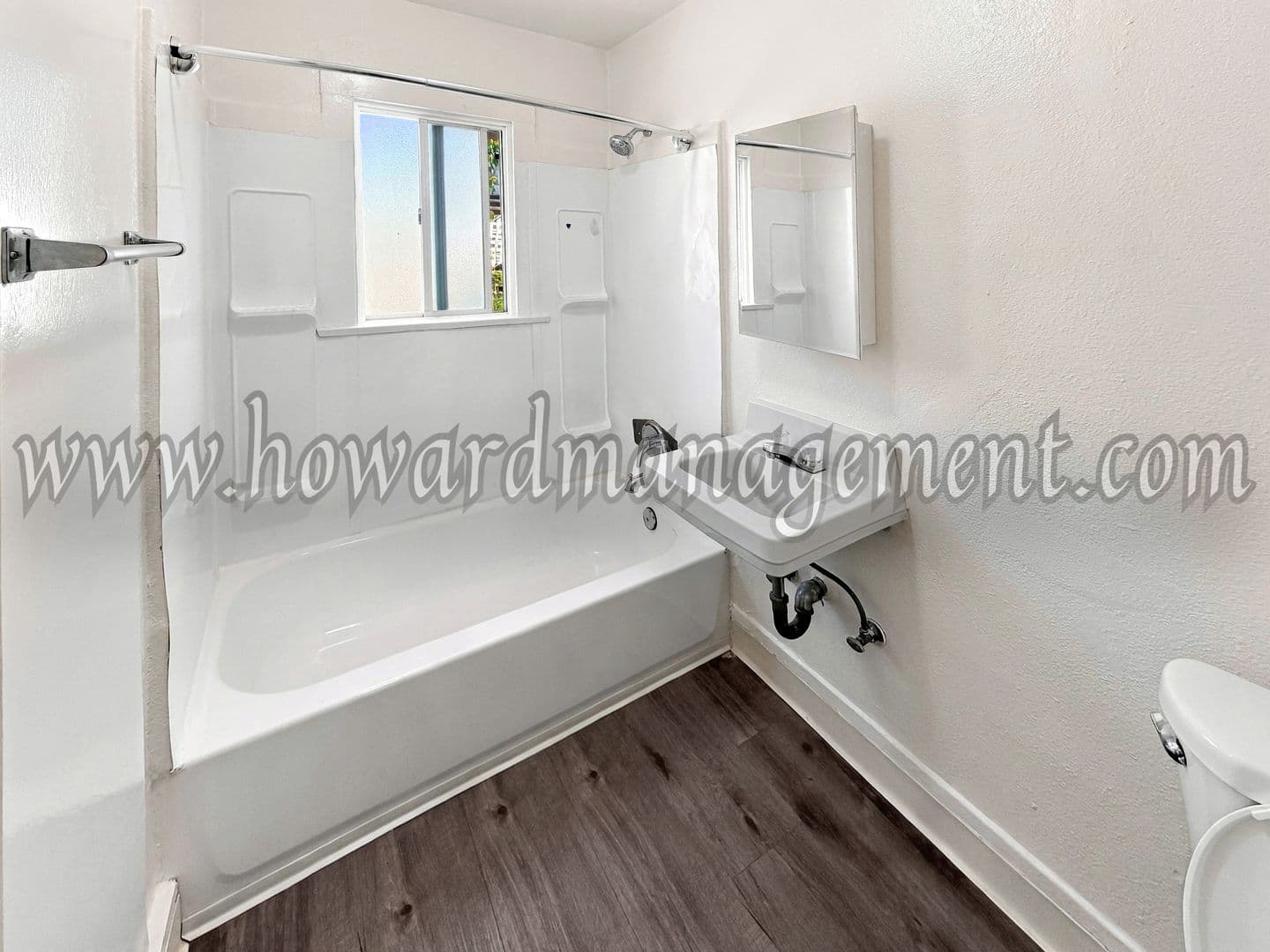 Los Angeles Apartment: 117 S Reno St