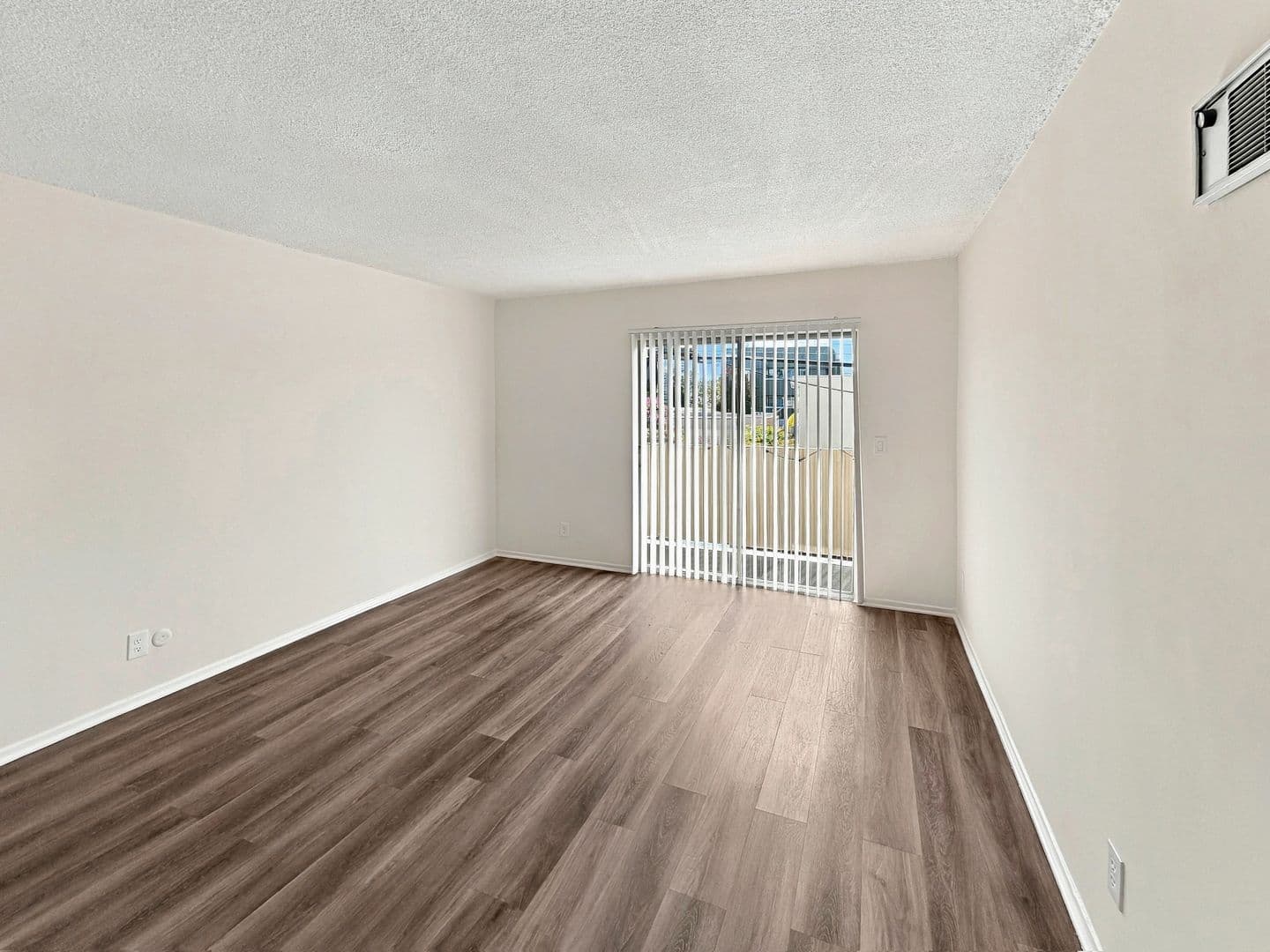 Los Angeles Apartment: 3725 Vinton Ave