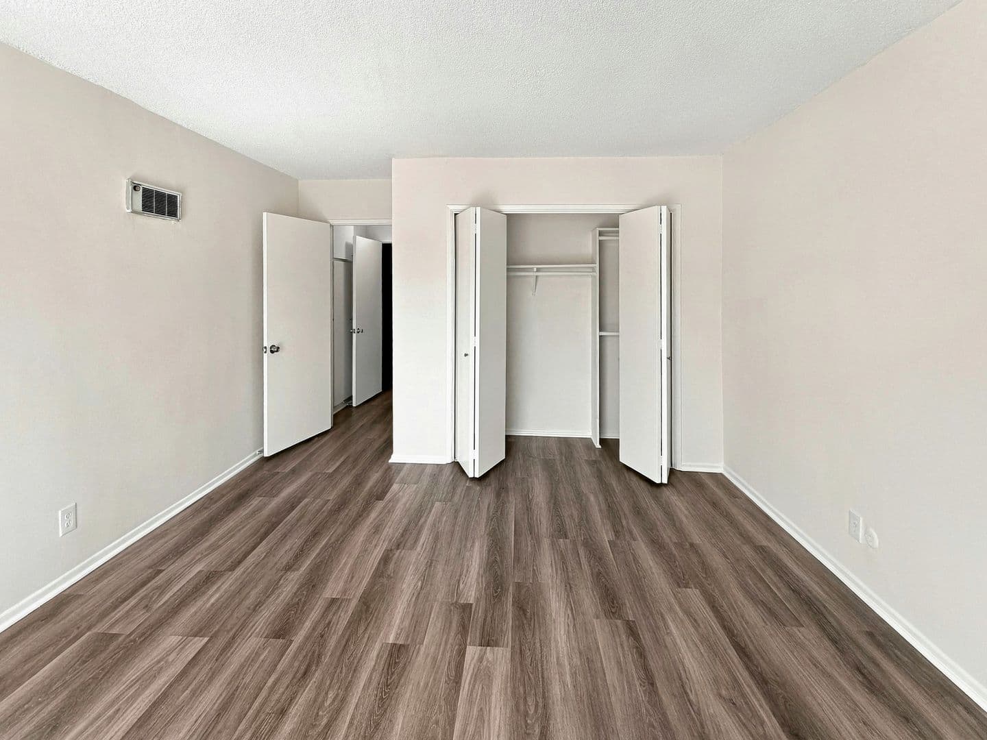 Los Angeles Apartment: 3725 Vinton Ave