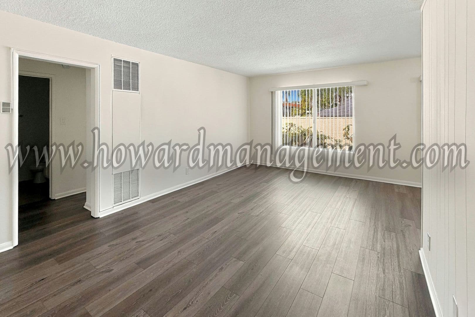 Los Angeles Apartment: 1560 Saltair Ave