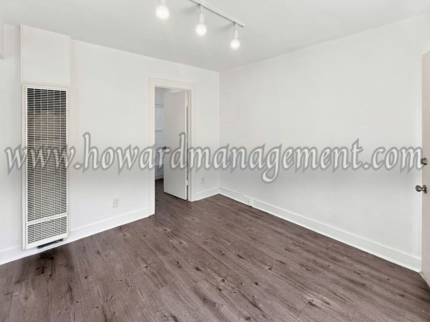 Los Angeles Apartment: 117 S Reno St