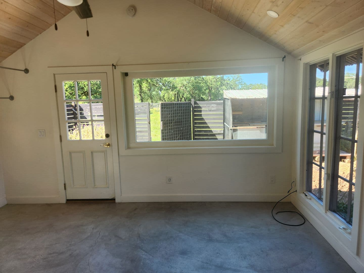 Windsor Apartment: 985 Gumview Rd