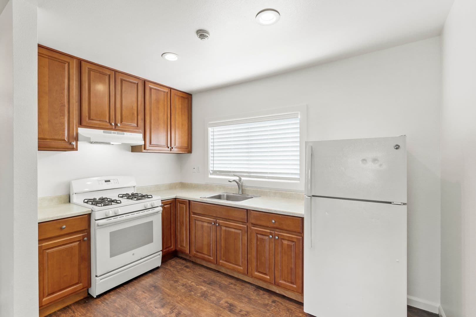 Santa Rosa Apartment: 1015 S A St
