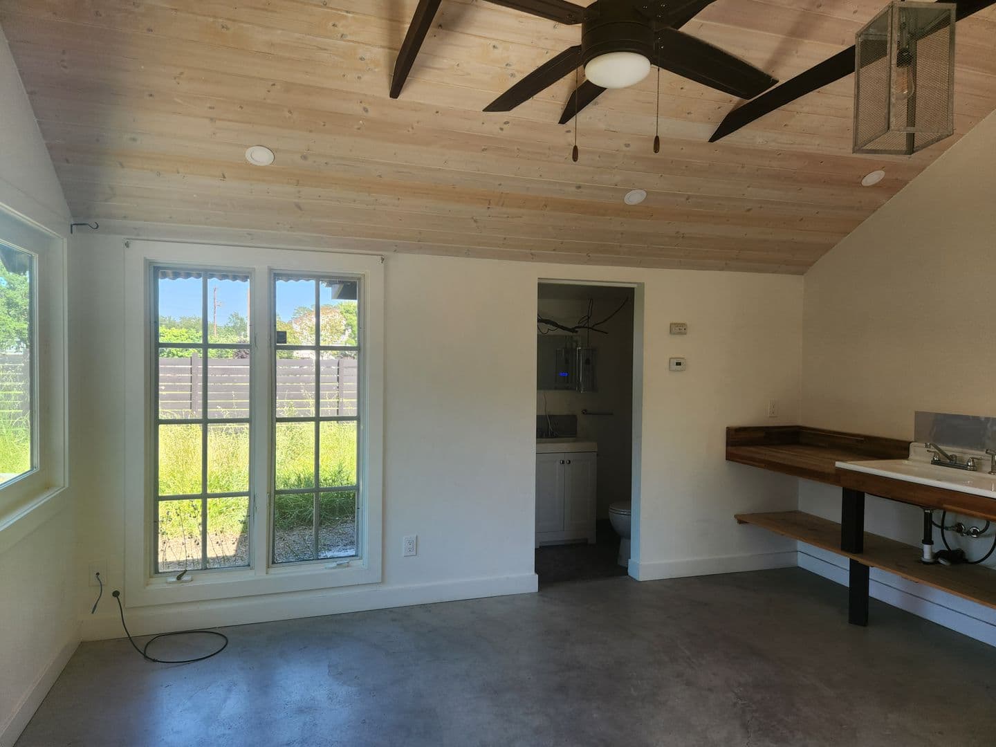 Windsor Apartment: 985 Gumview Rd