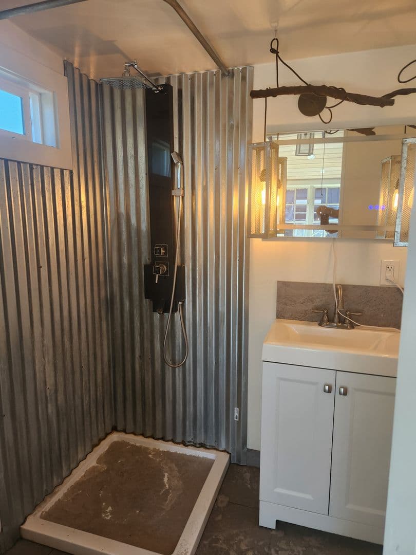 Windsor Apartment: 985 Gumview Rd