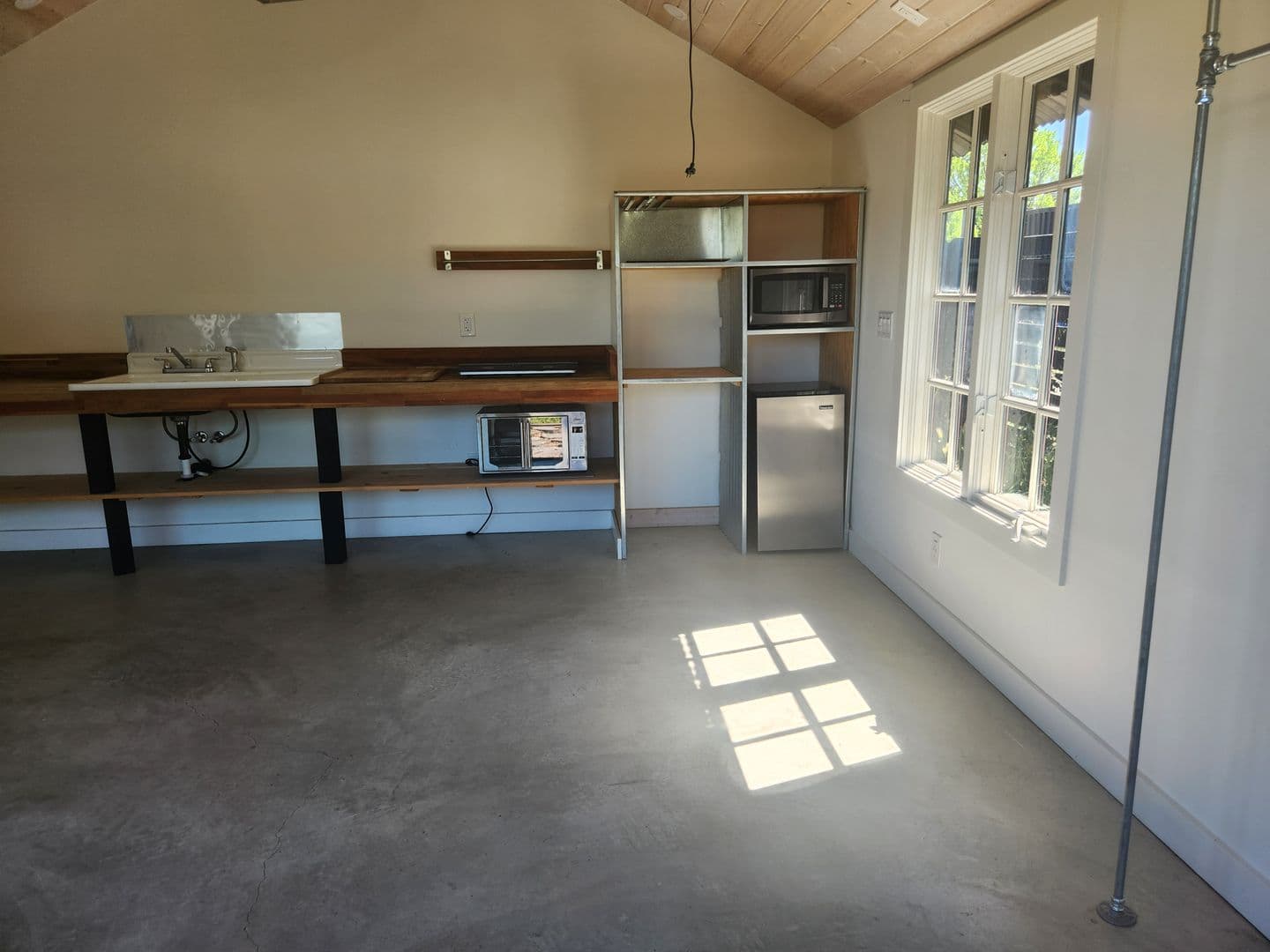 Windsor Apartment: 985 Gumview Rd