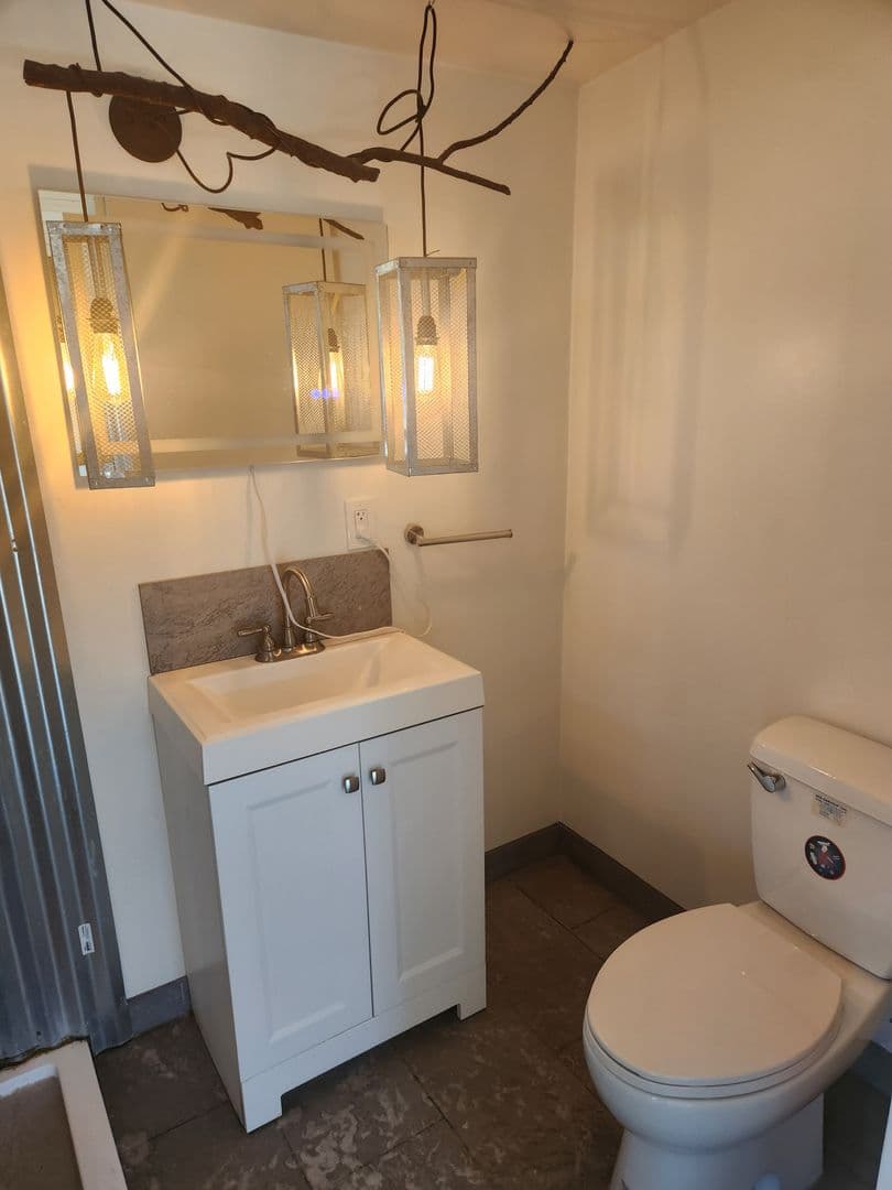 Windsor Apartment: 985 Gumview Rd