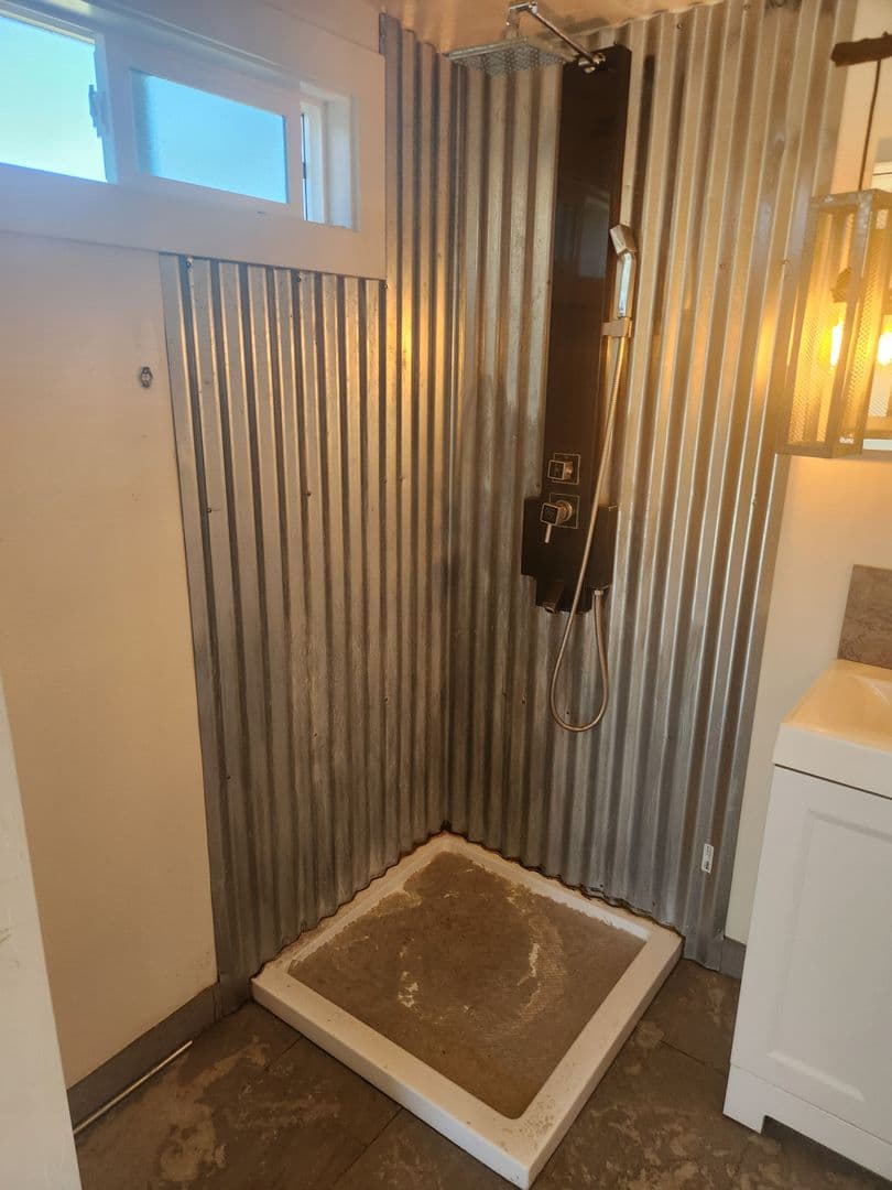 Windsor Apartment: 985 Gumview Rd