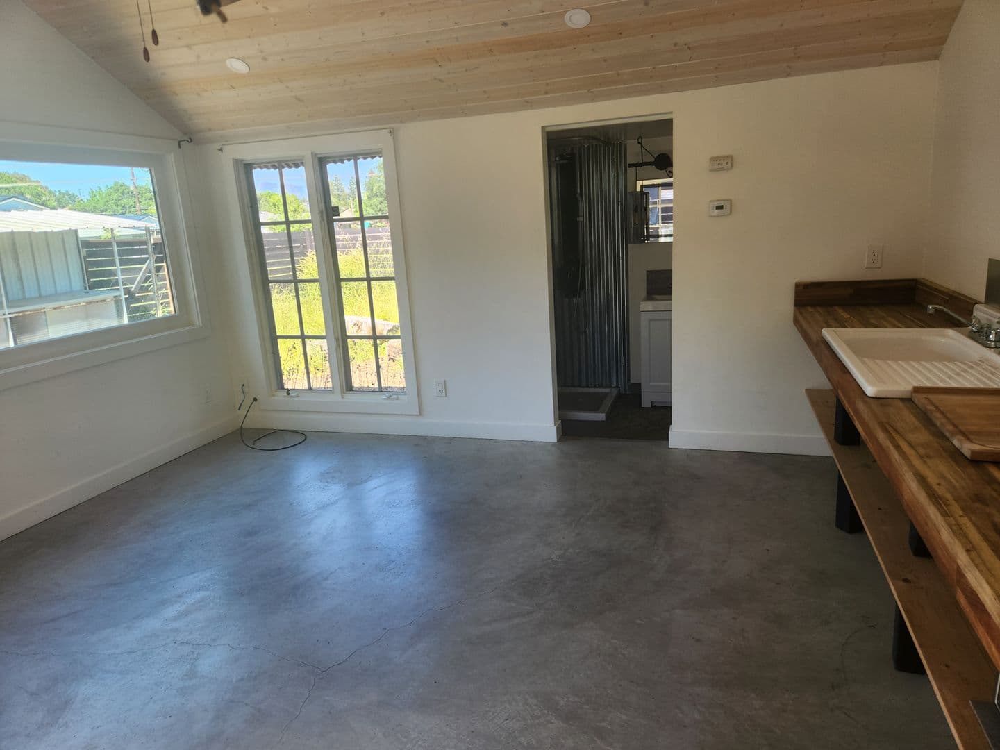 Windsor Apartment: 985 Gumview Rd