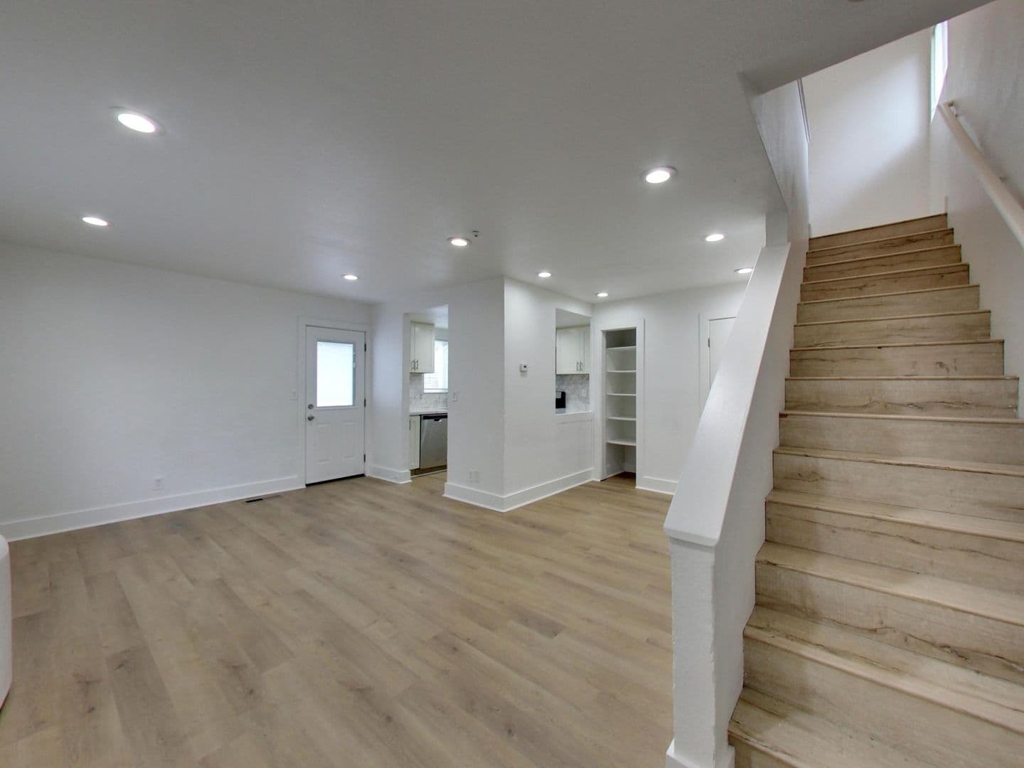 Windsor Apartment: 8690 Old Redwood Hwy.