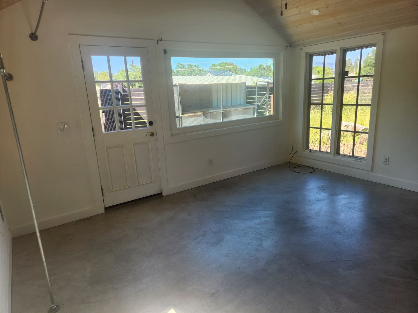 Windsor Apartment: 985 Gumview Rd