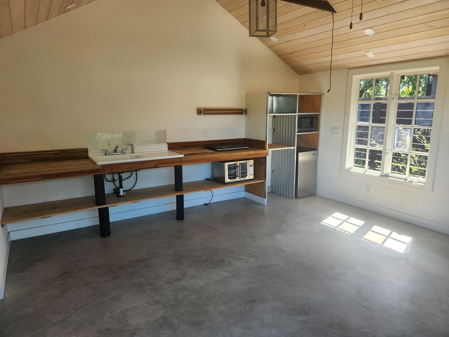 Windsor Apartment: 985 Gumview Rd