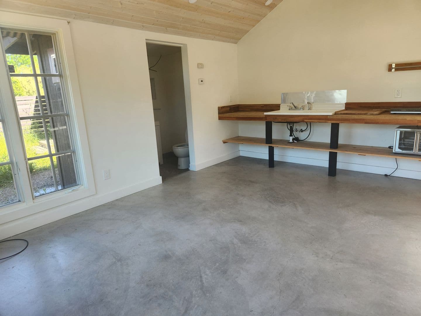 Windsor Apartment: 985 Gumview Rd