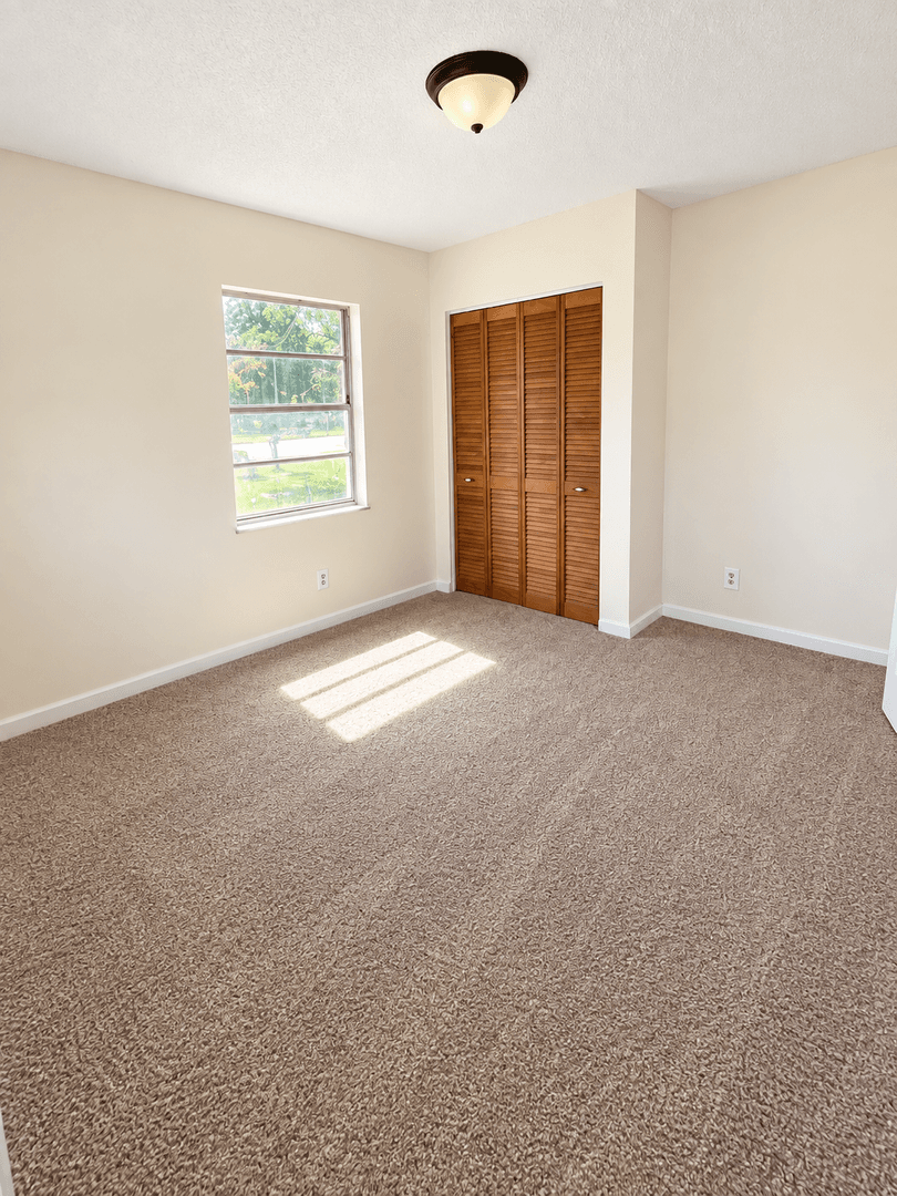 Debary House: 120 Dirksen Dr