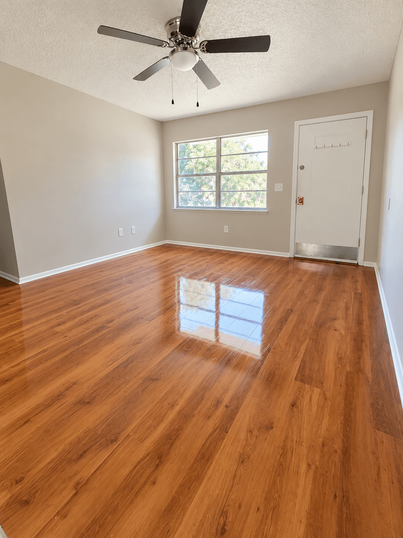 Orange City House: 521 Park Dr