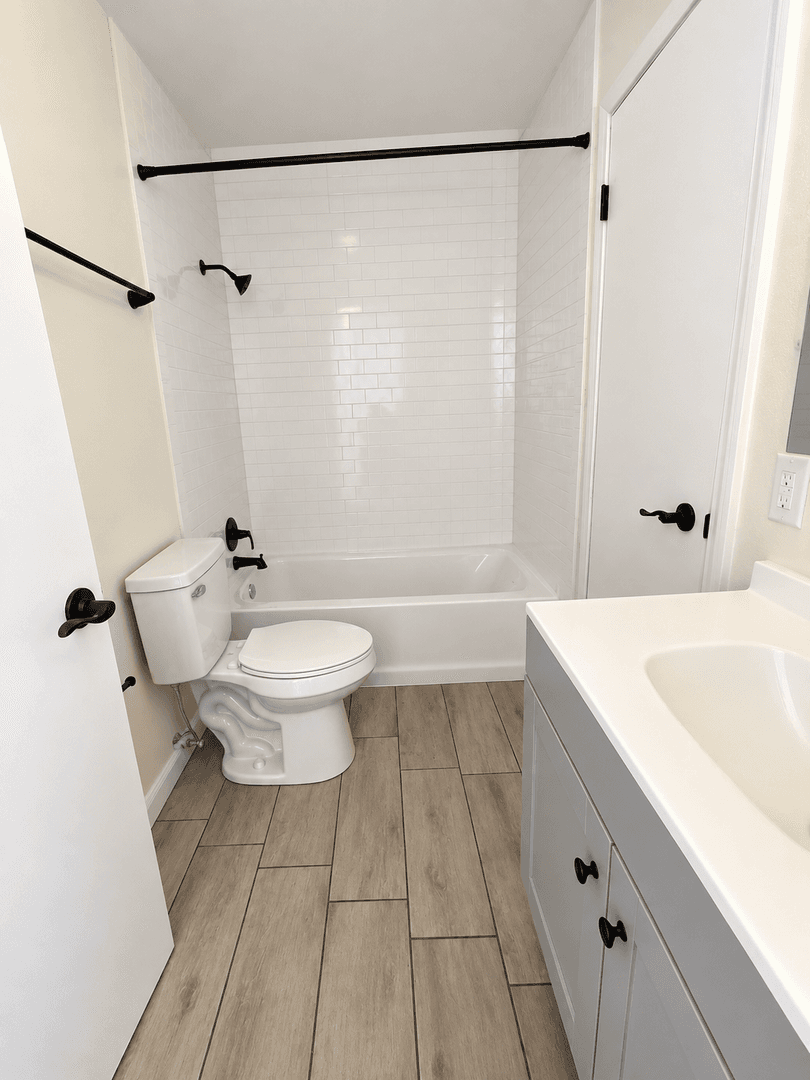 Holly Hill House: 1584 Revere Ln