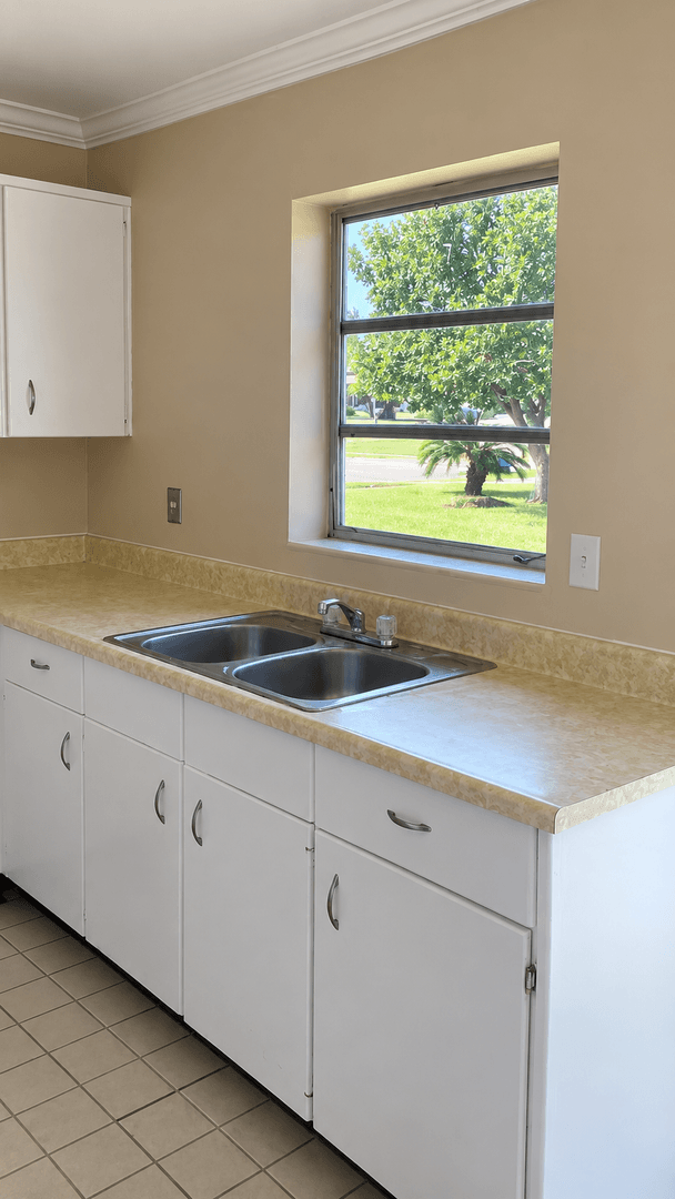 Deltona House: 815 Radcliff St