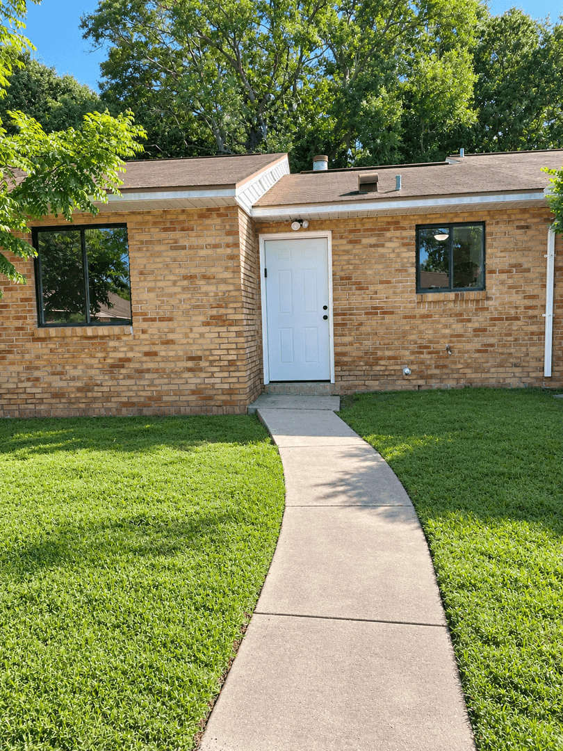 Holly Hill House: 1584 Revere Ln