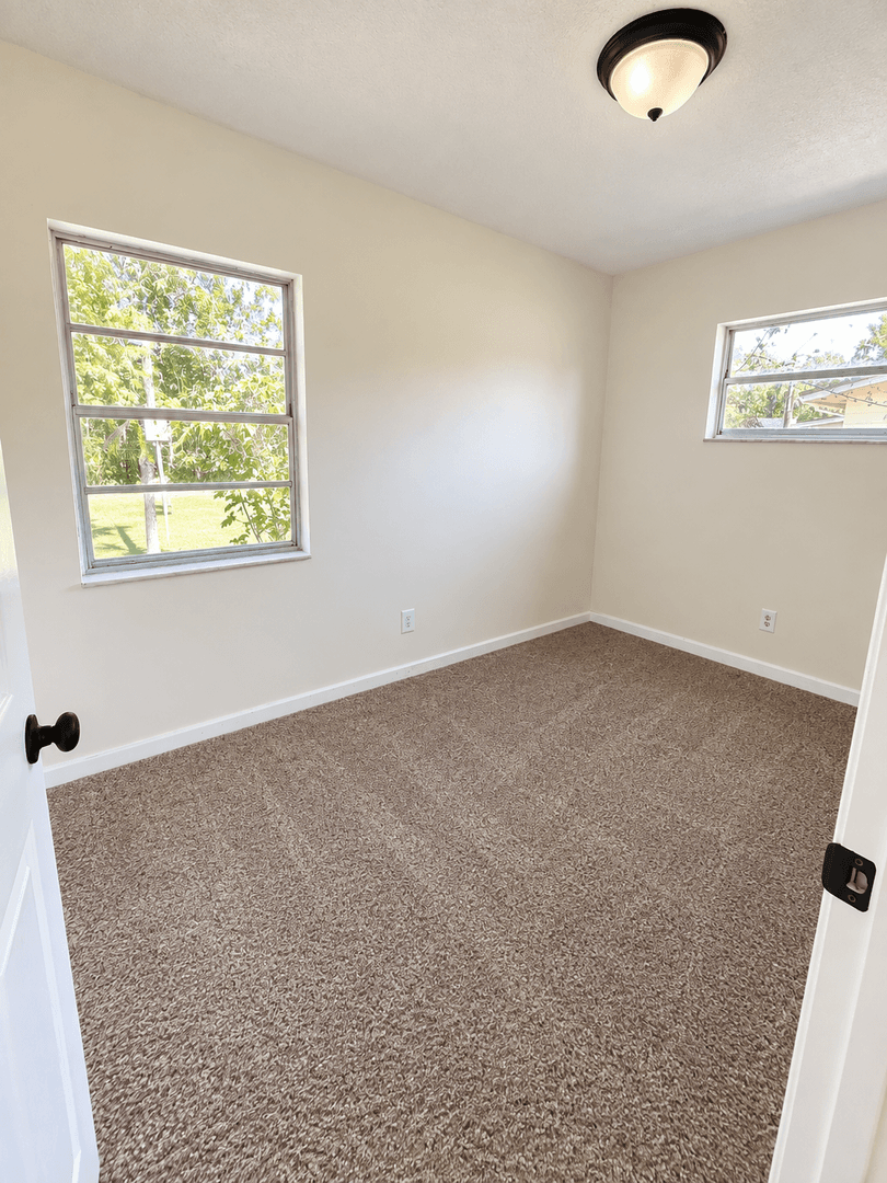 Debary House: 120 Dirksen Dr