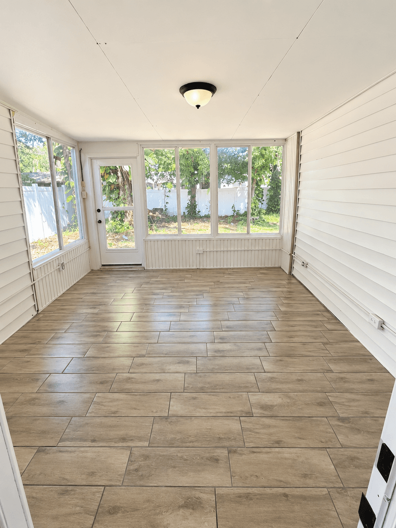 Holly Hill House: 1584 Revere Ln