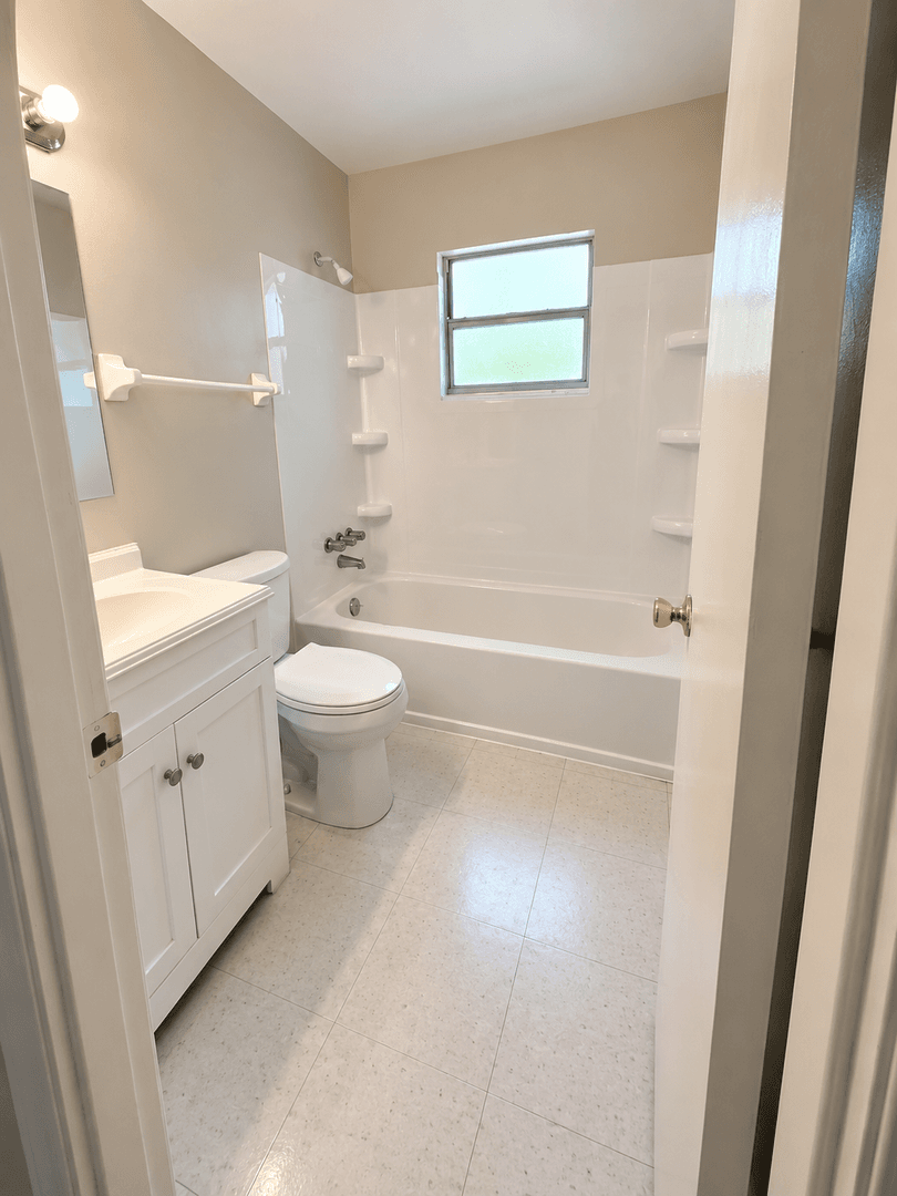Orange City House: 521 Park Dr