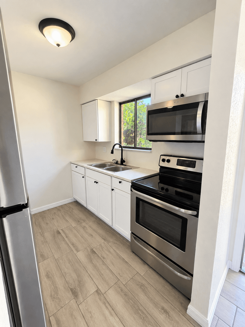 Holly Hill House: 1584 Revere Ln
