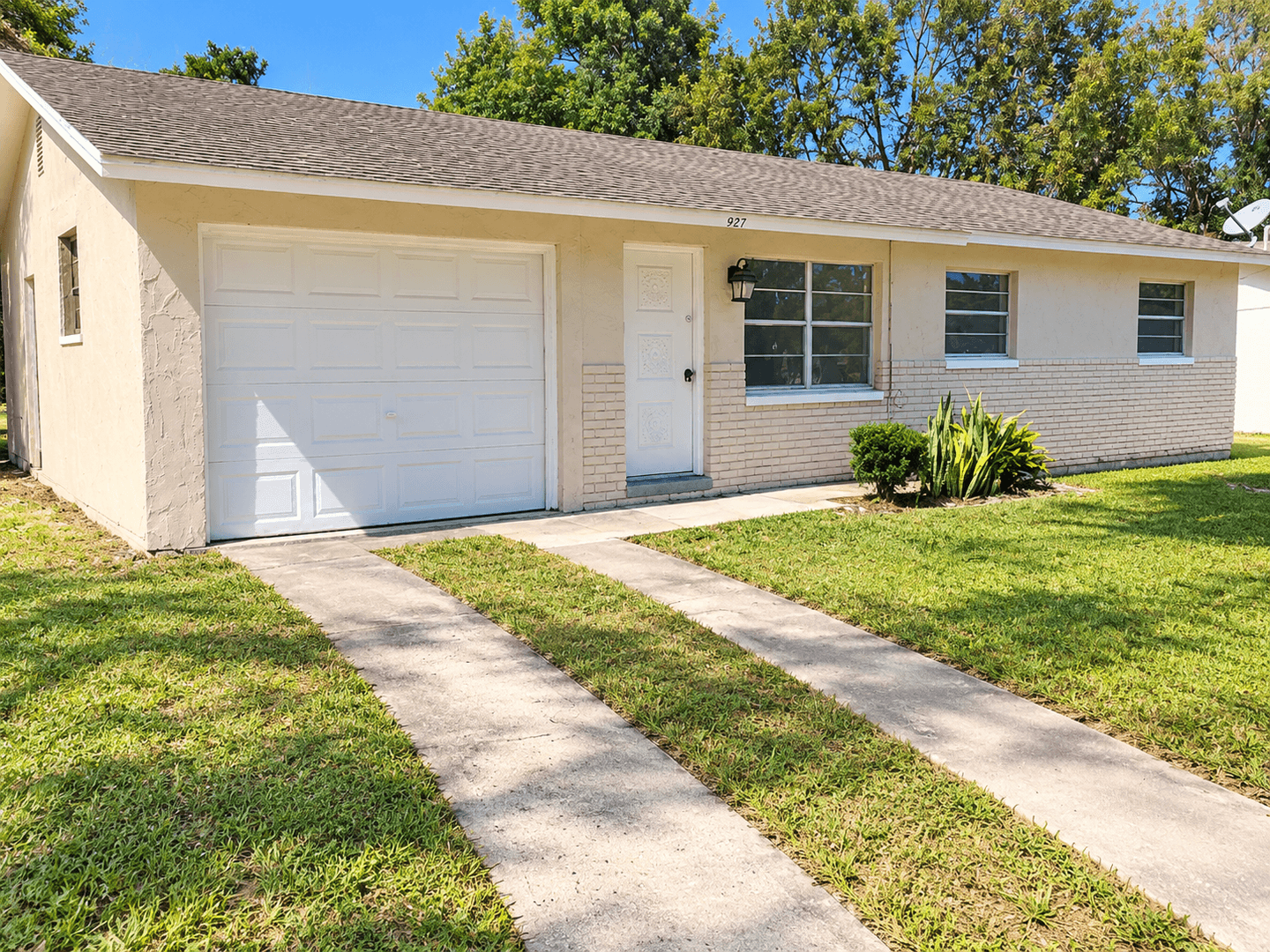 Orange City House: 521 Park Dr