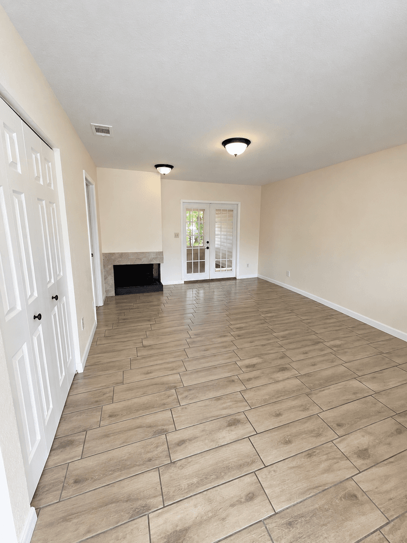 Holly Hill House: 1584 Revere Ln
