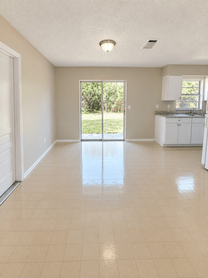 Orange City House: 521 Park Dr