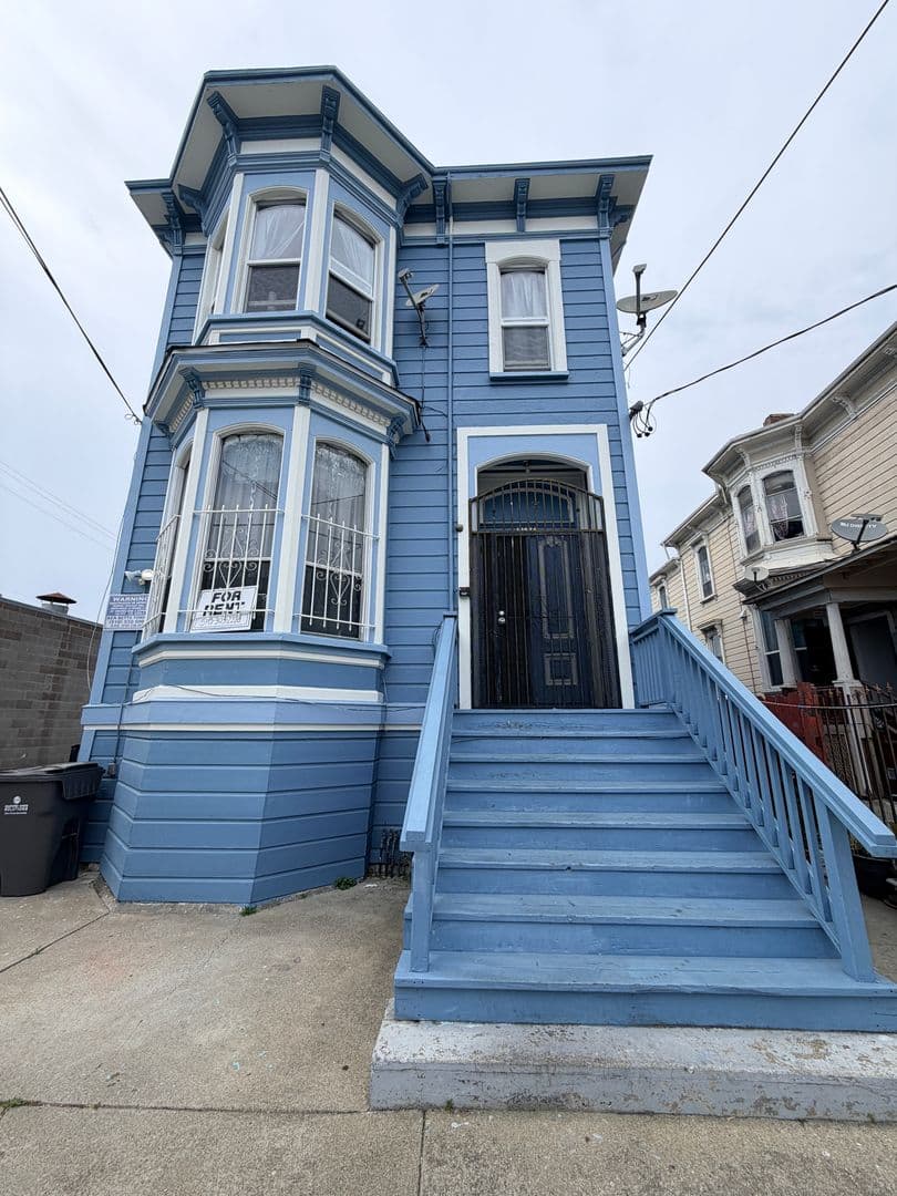 Oakland Apartment: 1115 7th Ave - #4