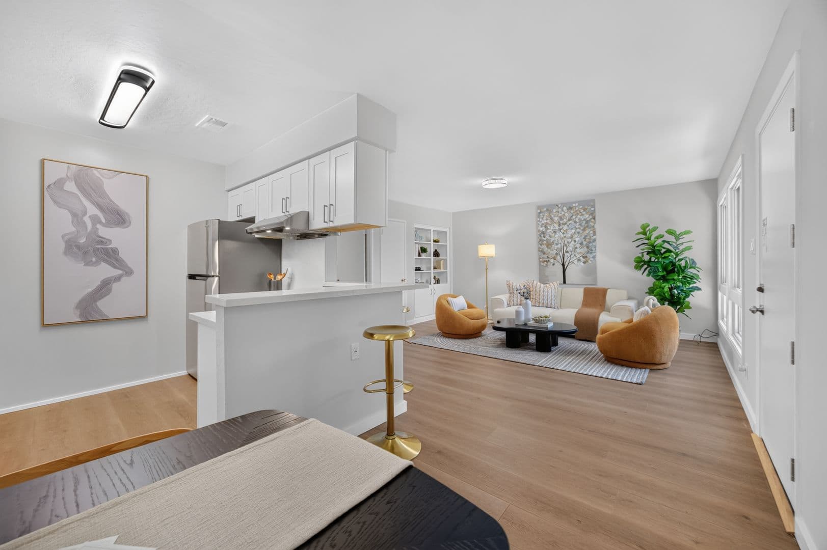 San Mateo House: 3001 Los Prados St