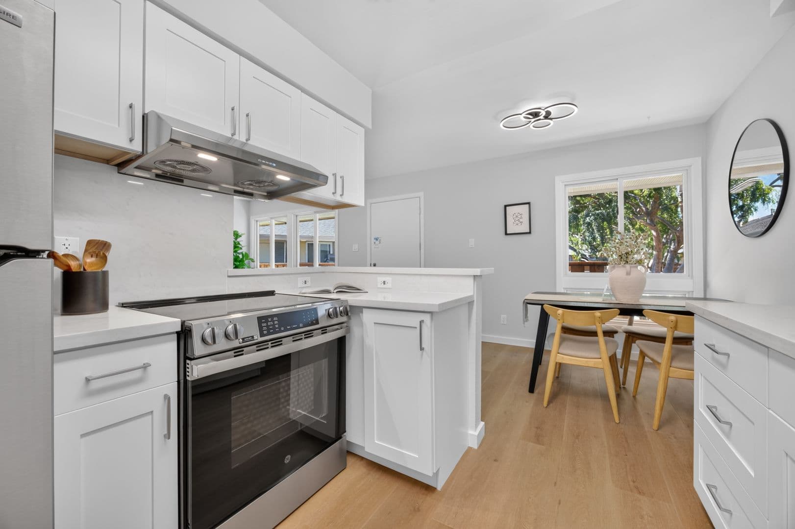 San Mateo House: 3001 Los Prados St