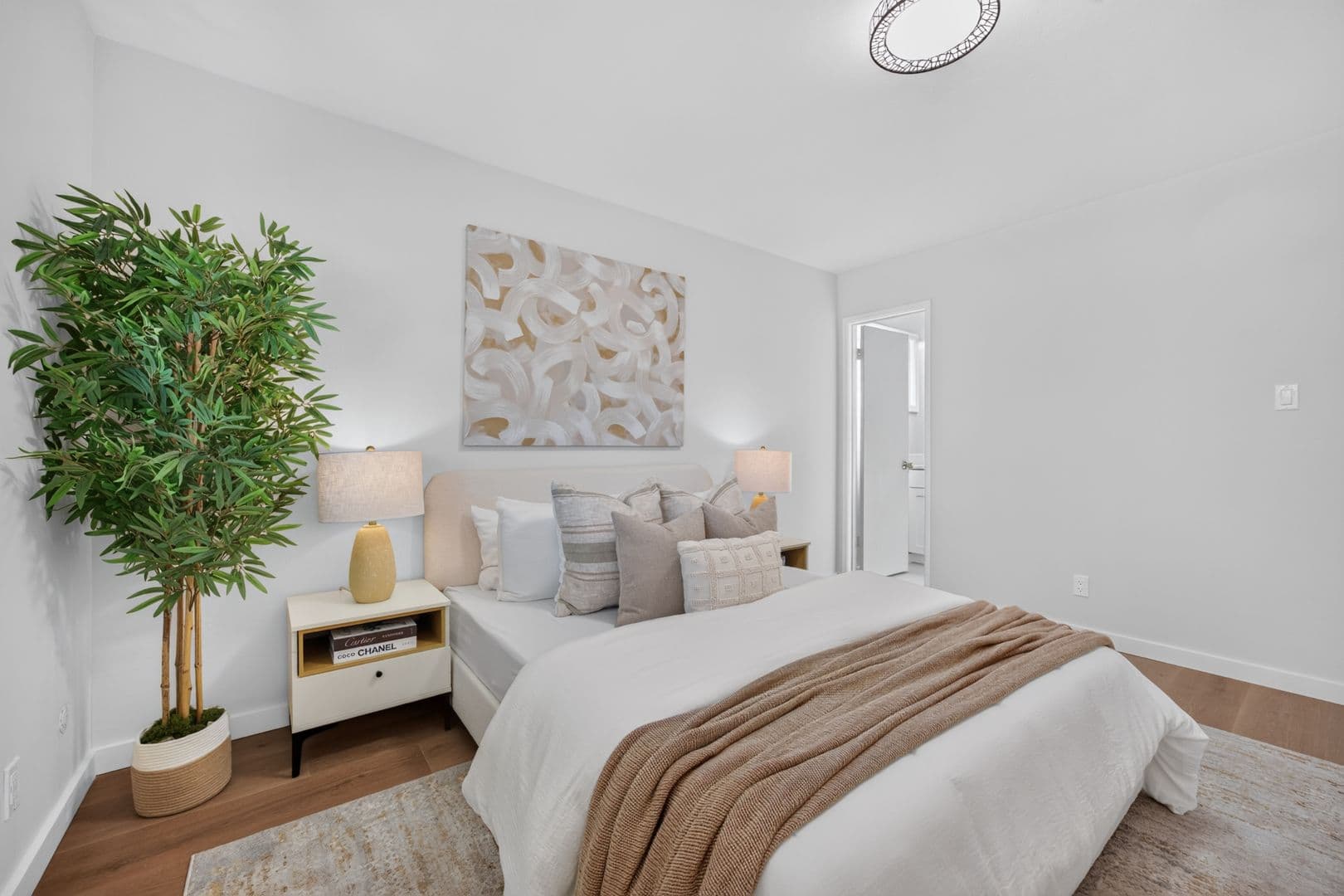 San Mateo House: 3001 Los Prados St