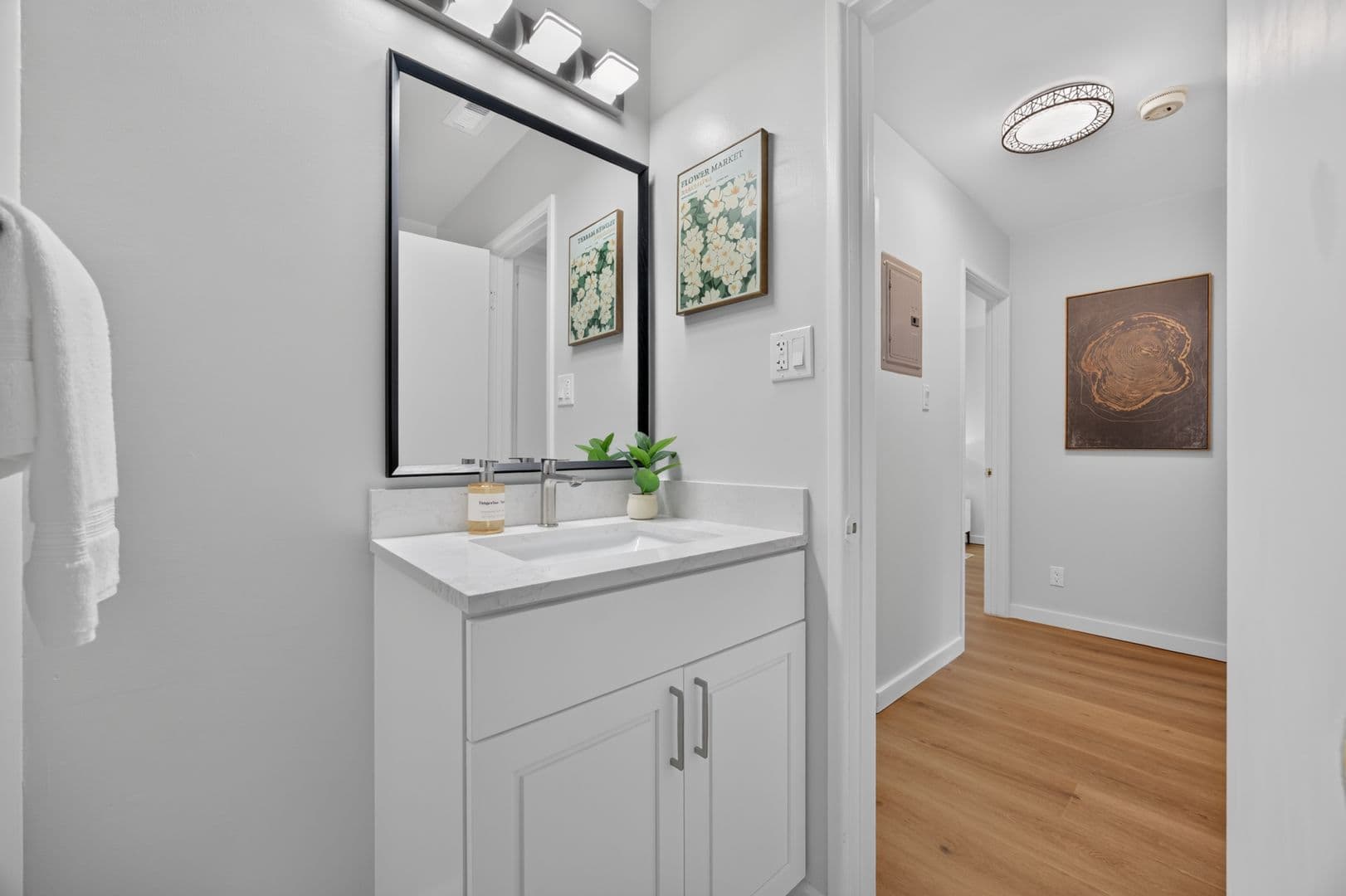 San Mateo House: 3001 Los Prados St