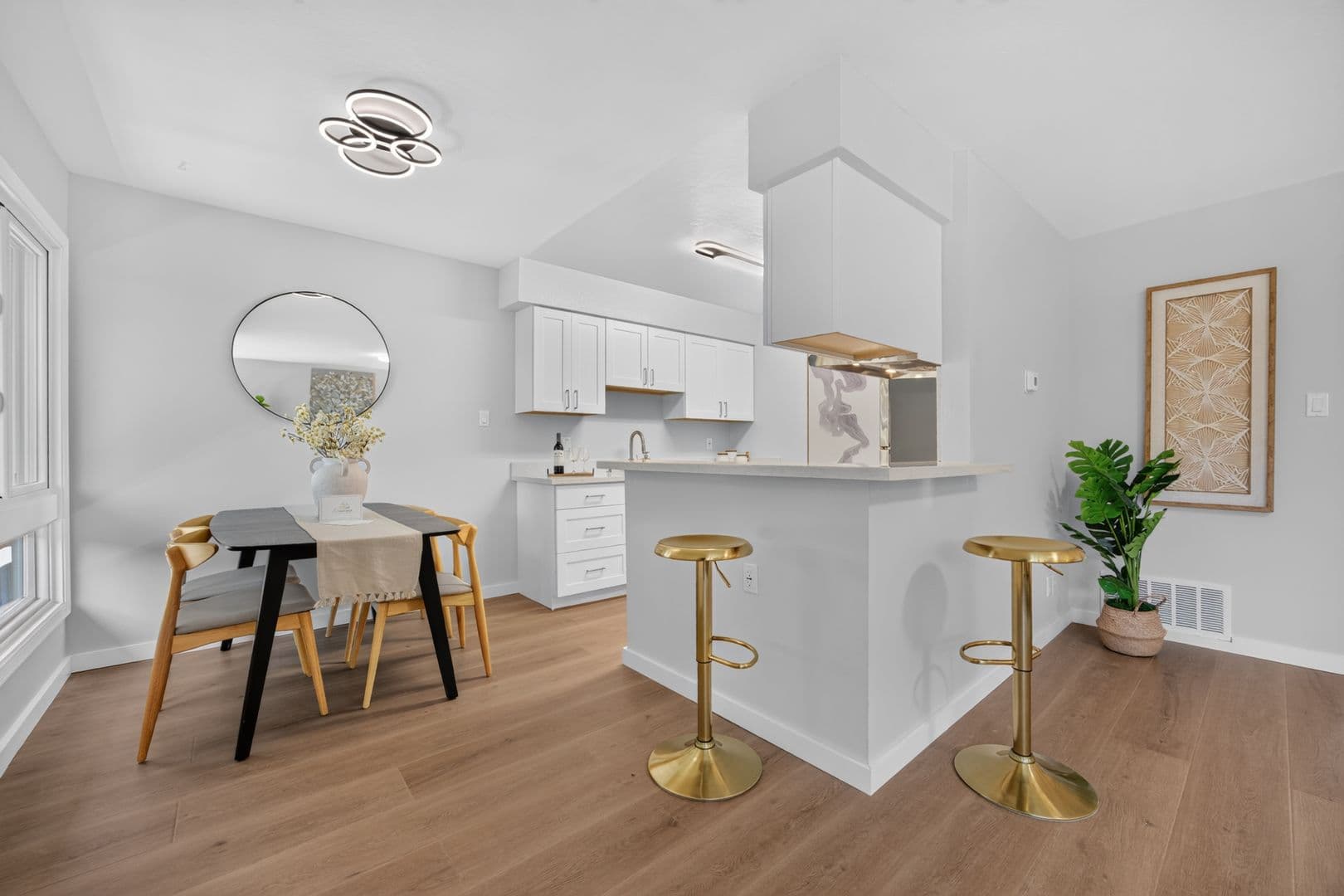 San Mateo House: 3001 Los Prados St
