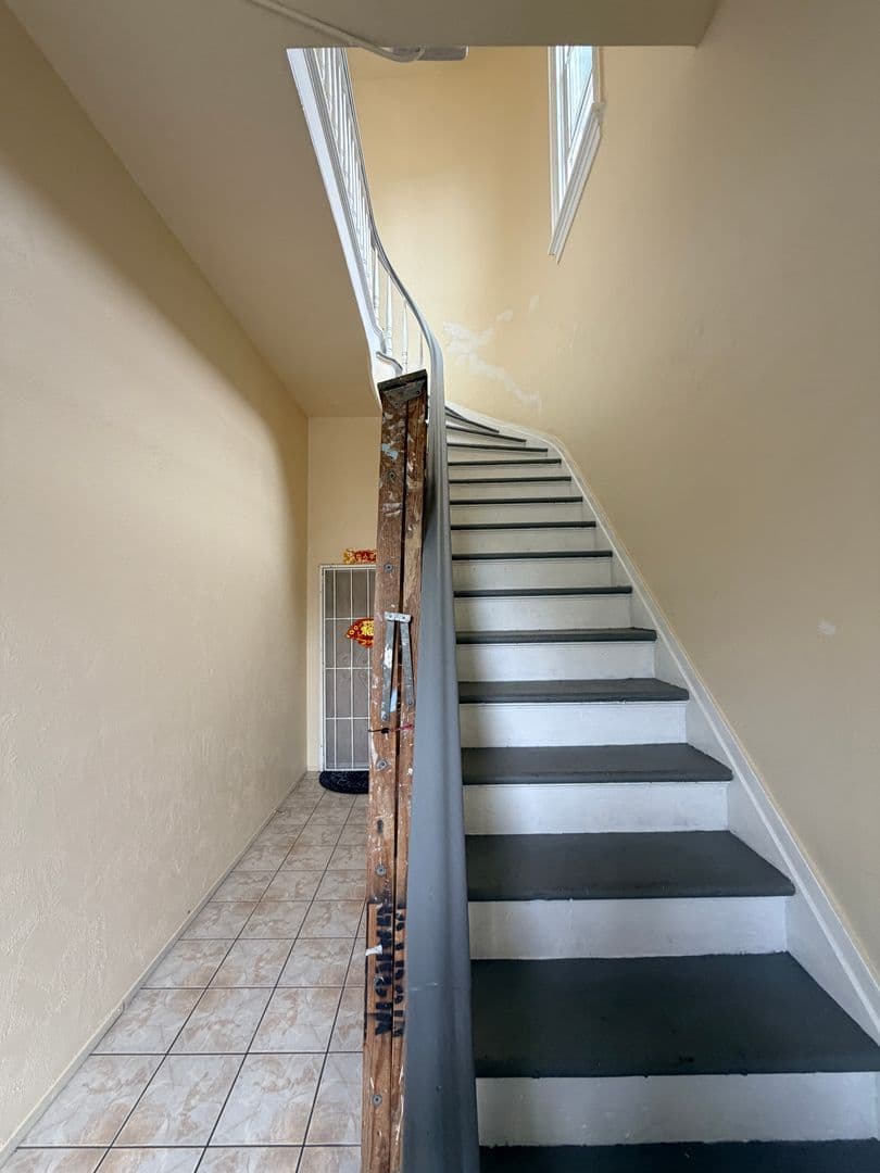 Oakland Apartment: 1115 7th Ave - #4