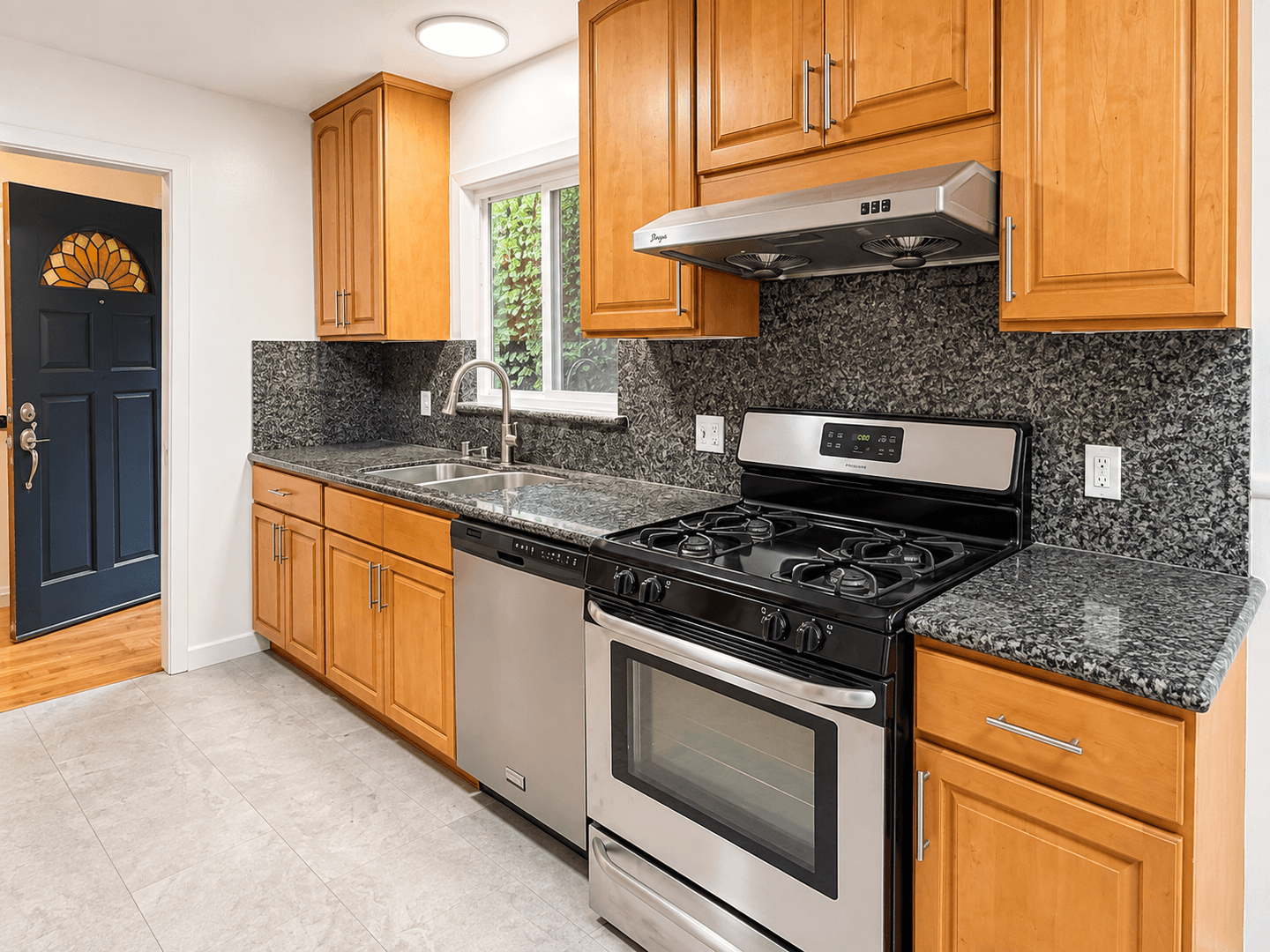 El Cerrito House: 747 Ashbury Ave