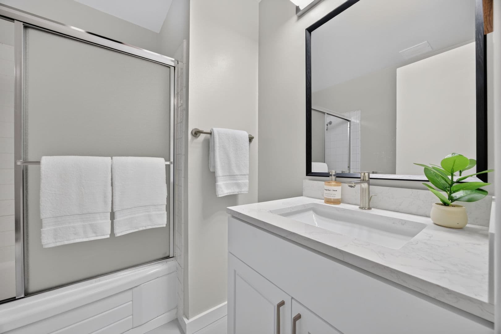 San Mateo House: 3001 Los Prados St